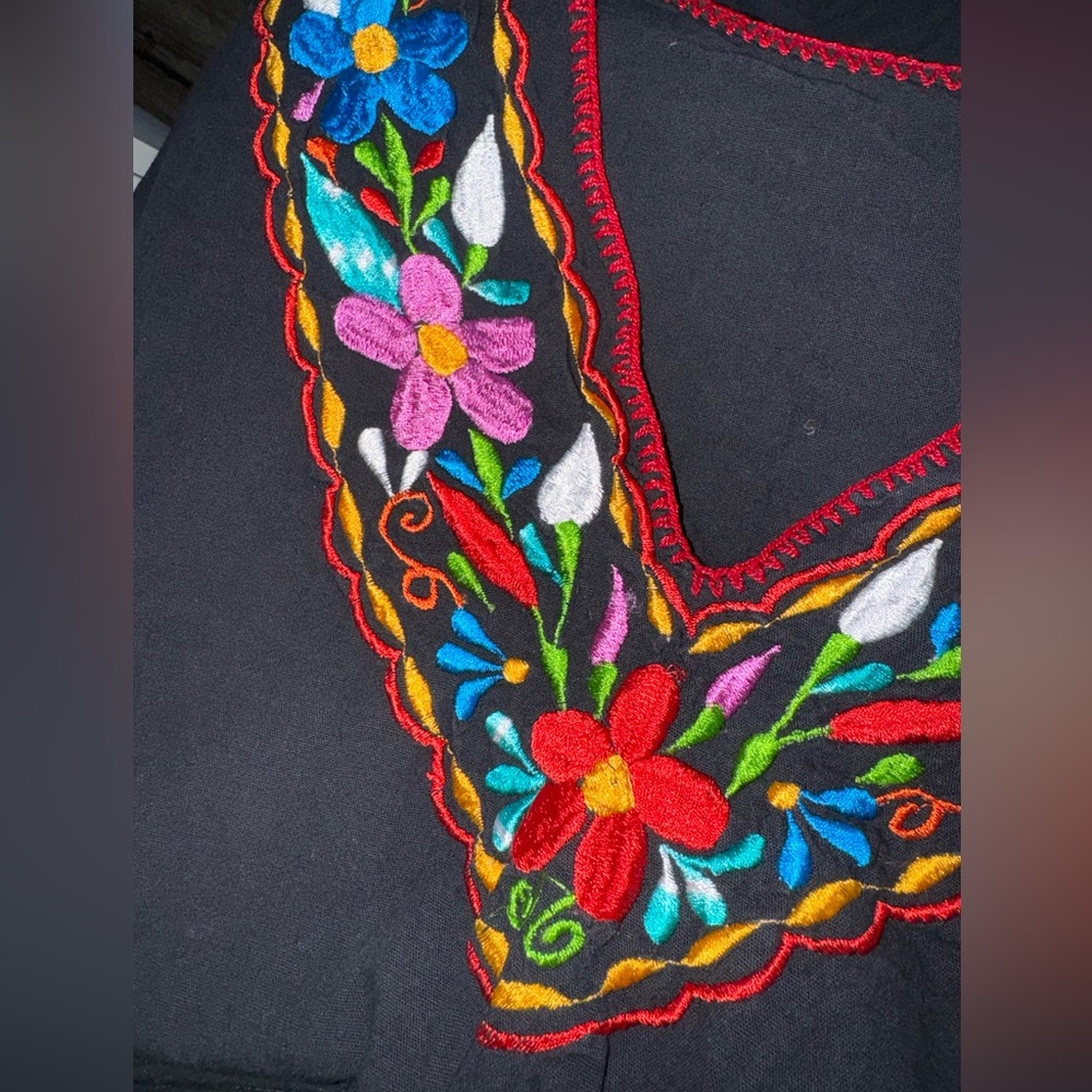 Black Embroidered Floral Tunic Top - Picture 2 of 4